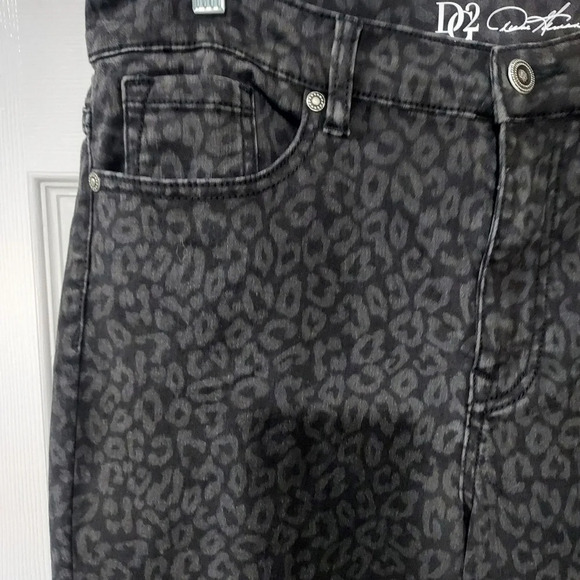 DG2 by Diane Gilman Gray and Black Leopard Print Skinny Jeans in Size 14 - Picture 3 of 11